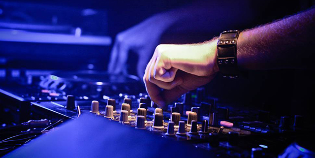photo-dj-mix-club-hand_s